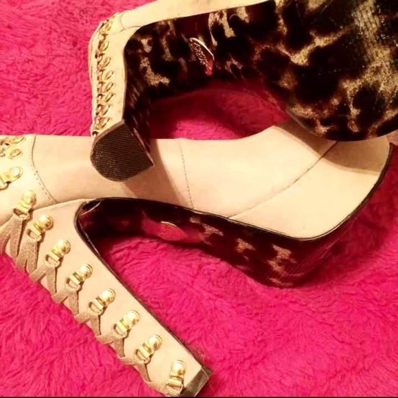 7.5 Betsey Johnson Corset Tan Heels - Picture 2 of 3